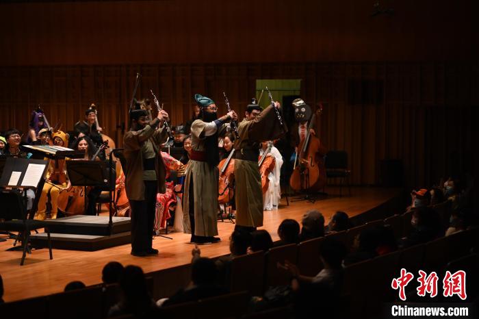 圖為“劉備、關羽、張飛”亮相音樂會。　西安交響樂團供圖
