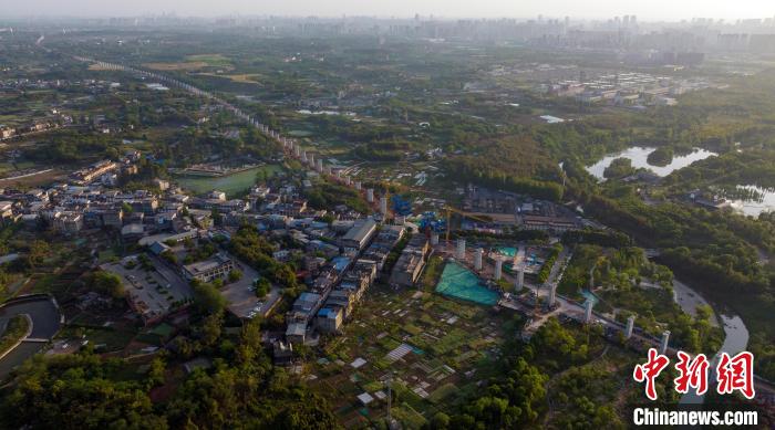 航拍正在建設(shè)中的成都至自貢高速鐵路成都段。　劉忠俊 攝