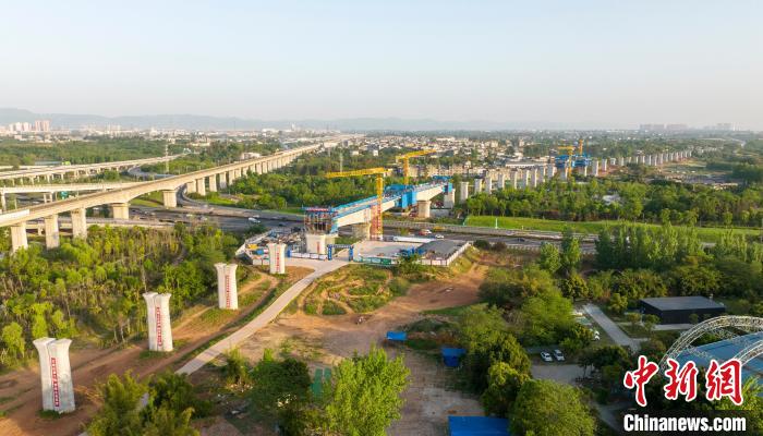 航拍正在建設(shè)的成都至自貢高速鐵路跨成都繞城高速公路連續(xù)梁施工現(xiàn)場。　劉忠俊 攝