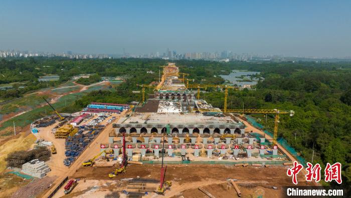 加緊施工建設(shè)的天府站多線橋。　劉忠俊 攝