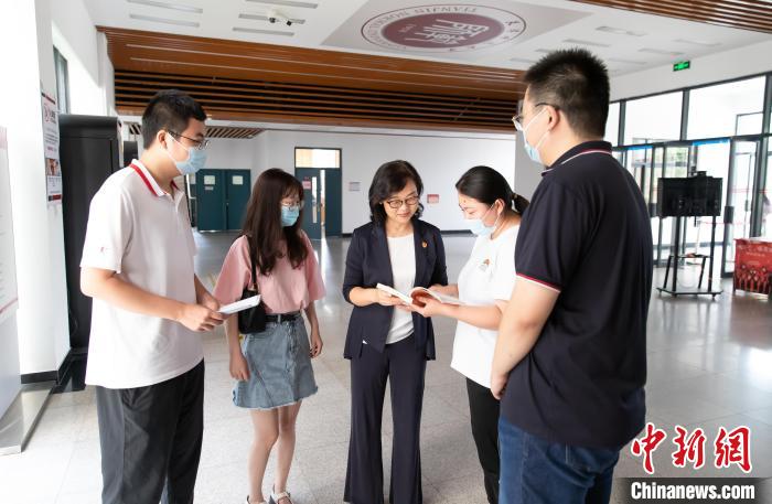 天津師范大學跨文化與世界文學研究院院長、教授郝嵐為同學們解答問題?！⊥踉谟?攝