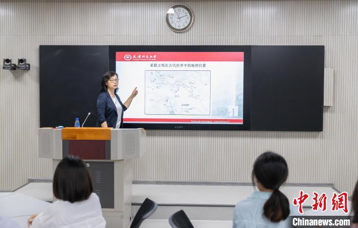 天津師范大學跨文化與世界文學研究院院長、教授郝嵐正在為同學們上課?！⊥踉谟?攝