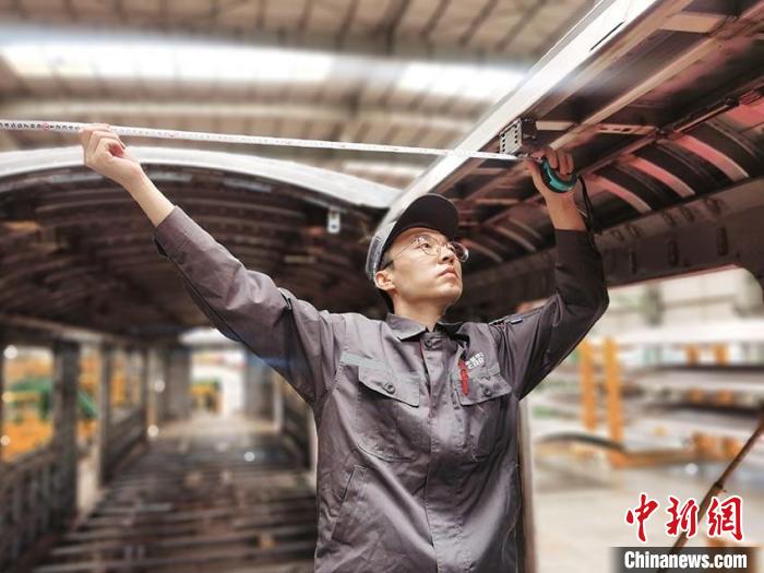 王漢卿在安裝車頂二次骨架吊?！∈茉L者供圖