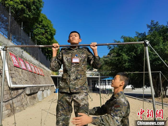 新兵尤云龍正在進行器械訓練?！●R濤 攝