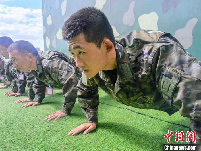 尤云龍正在和戰(zhàn)友進行體能訓練?！×志杆?攝