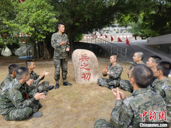 尤云龍為戰(zhàn)友講述父輩保家衛(wèi)國的故事。　鐘煒俊 攝
