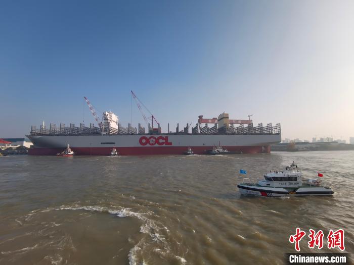 海巡艇在現場引導水上交通。　南通海事局供圖