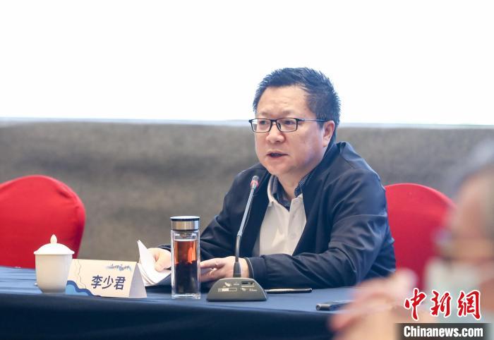 《詩刊》社主編李少君發(fā)言。　霞浦縣融媒體中心 供圖