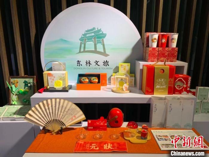 發展論壇現場展出的無錫城市文創作品?！O權 攝