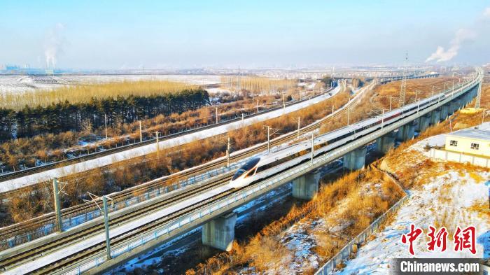 動(dòng)車組列車在運(yùn)行中。　哈鐵提供