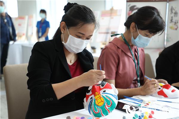 展覽會現(xiàn)場，泰國民眾體驗(yàn)畫臉譜。人民網(wǎng)記者 趙益普攝
