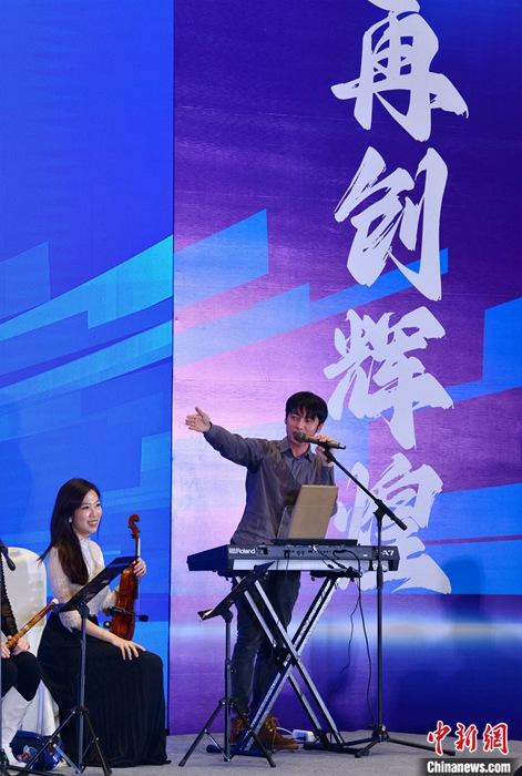 圖為3月9日，福建福州，張家豪(右)與林佳臻在臺上演出。 <a target='_blank' href='/'><p  align=