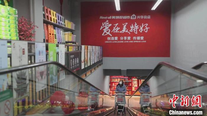 美特好從一家不足百平方米小店，一路發展成華北零售業領軍企業、中國百強商業連鎖集團、中國零售500強。　向上 攝
