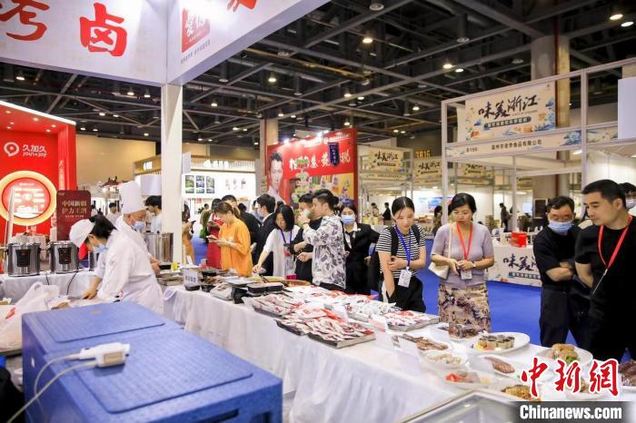 活動現(xiàn)場人頭攢動?！≌憬∩虅?wù)廳 供圖