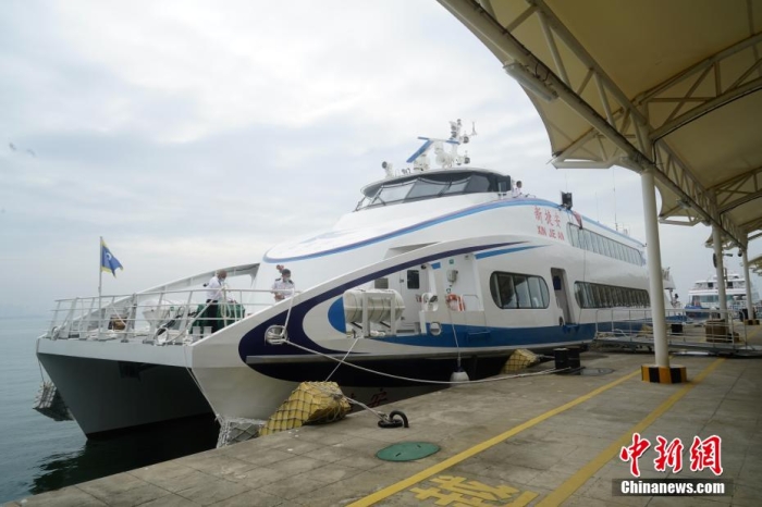 5月3日，“新捷安”輪載著157名乘客從廈門啟航前往金門，這是“新捷安”輪入列廈金航線后的首個航班。廈門海事局執法人員對船舶進行了全面的開航前檢查，確保首航安全。“新捷安”輪總長43米、船寬10.5米、型深3.61米，載客量350人，是現有廈金客運航線參營客船中載客定額最大的雙體穿浪高速客船，用以替換原有的“捷安”輪。福建海事 供圖