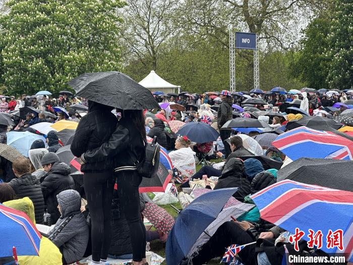 當地時間5月6日，英國國王查爾斯三世的加冕儀式舉行。民眾雨中觀看儀式。　歐陽開宇 攝