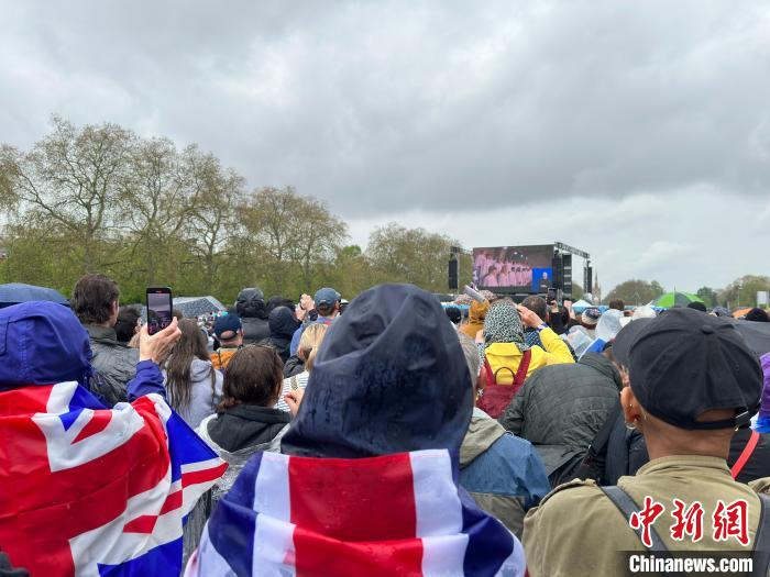 當地時間5月6日，英國國王查爾斯三世的加冕儀式舉行。民眾雨中觀看儀式?！W陽開宇 攝