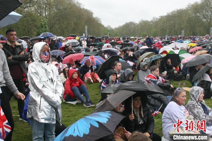 當地時間5月6日，英國國王查爾斯三世的加冕儀式舉行。民眾雨中觀看儀式。　張平 攝