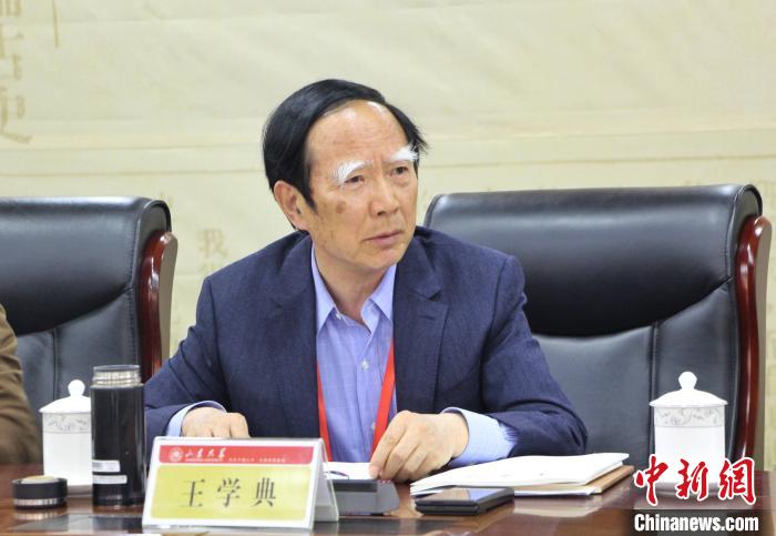 山東大學儒學高等研究院執行院長、《文史哲》雜志主編王學典主持首場主題發言?！≮w曉 攝