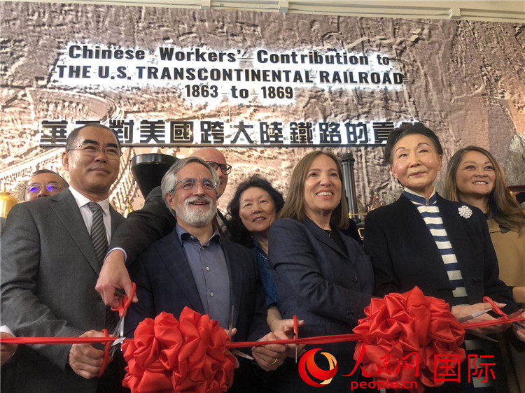 圖為（從右到左）方李邦琴、加州副州長(zhǎng)康依蓮、舊金山市議長(zhǎng)佩斯金、中國(guó)駐舊金山副總領(lǐng)事潘慶江在剪彩。人民網(wǎng)記者 鄧圩攝
