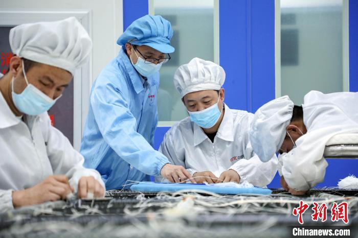 中國電科研究人員開展半剛性太陽電池陣相關(guān)研究測試?！≈袊娍?供圖
