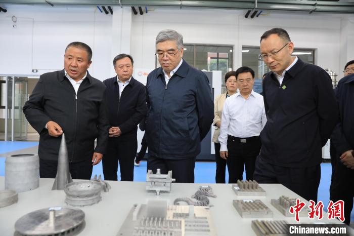 民進(jìn)中央常務(wù)副主席朱永新率調(diào)研組赴四川開展重點(diǎn)考察調(diào)研。圖為在四川工程職業(yè)技術(shù)學(xué)院考察調(diào)研?！∶襁M(jìn)中央供圖