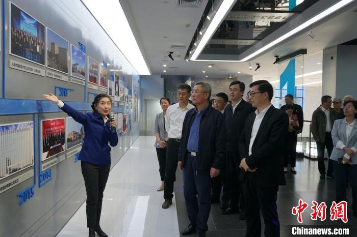 民進(jìn)中央主席蔡達(dá)峰近日率調(diào)研組赴江蘇開展重點(diǎn)考察調(diào)研。圖為在江陰實(shí)地考察雙良集團(tuán)有限公司?！O權(quán) 攝