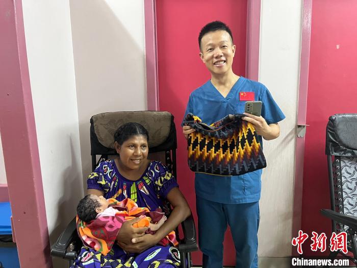 巴新一新生兒母親感謝援外中國醫療隊：請給孩子取個中文名