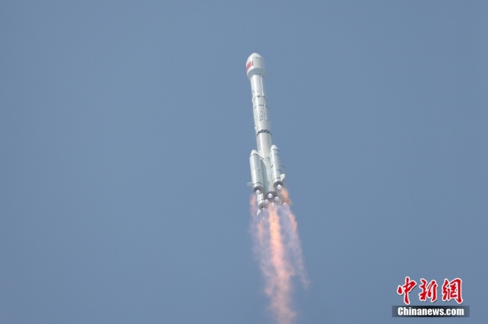 5月17日10時49分，我國在西昌衛星發射中心用長征三號乙運載火箭，成功發射第五十六顆北斗導航衛星。該衛星屬地球靜止軌道衛星，是我國北斗三號工程的首顆備份衛星。入軌并完成在軌測試后，將接入北斗衛星導航系統。此次發射是北斗三號工程高密度組網之后，時隔3年的首發任務。朱磊 攝