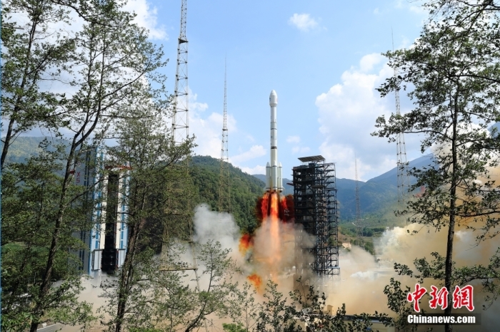 5月17日10時49分，我國在西昌衛星發射中心用長征三號乙運載火箭，成功發射第五十六顆北斗導航衛星。該衛星屬地球靜止軌道衛星，是我國北斗三號工程的首顆備份衛星。入軌并完成在軌測試后，將接入北斗衛星導航系統。此次發射是北斗三號工程高密度組網之后，時隔3年的首發任務。楊志遠 攝