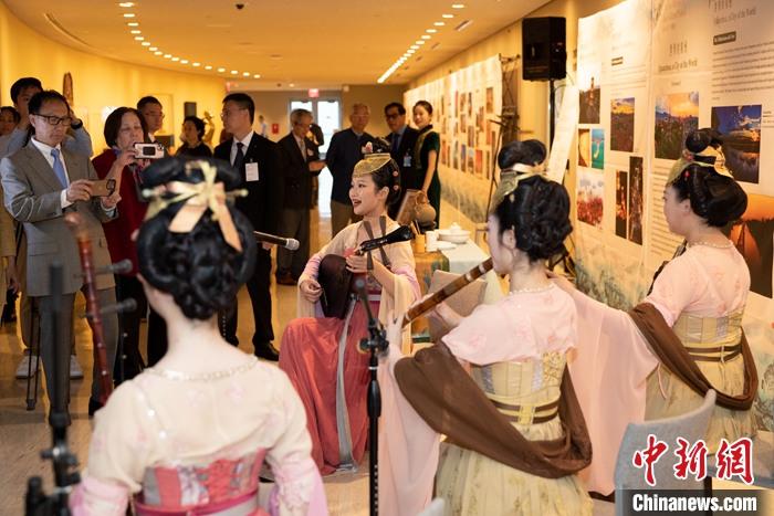 當地時間5月19日，中國常駐聯合國代表團、中國文化和旅游部、泉州市人民政府在紐約聯合國總部聯合舉辦“茶和天下·雅集”主題展覽和招待會。圖為展覽現場泉州南音表演。 <a target='_blank' href='/' _fcksavedurl='/'><p  align=