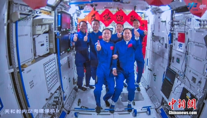 圖為神舟十五號(hào)航天員乘組與神舟十六號(hào)航天員乘組“全家福”。中國(guó)載人航天工程辦公室 供圖