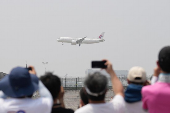 5月28日，C919首個(gè)商業(yè)航班東航MU9191飛抵北京首都國(guó)際機(jī)場(chǎng)。新華社記者鞠煥宗攝