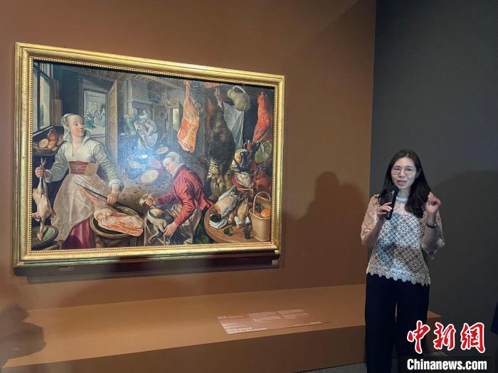 當地時間6月1日，韓國國立中央博物館講解員在向游客講解畫作?！∪f佳欣 攝