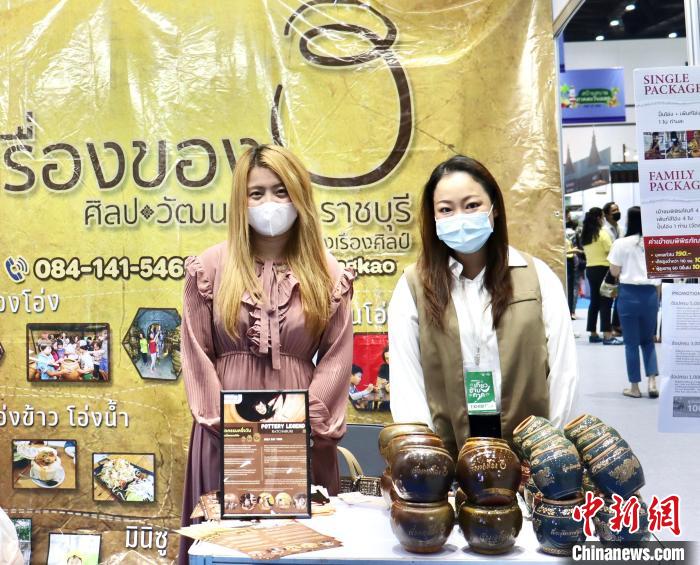 泰國舉辦規模最大旅游B2B銷售活動對接全球旅游業，圖為交易會上的陶瓷工藝品展位。 王賢思 攝