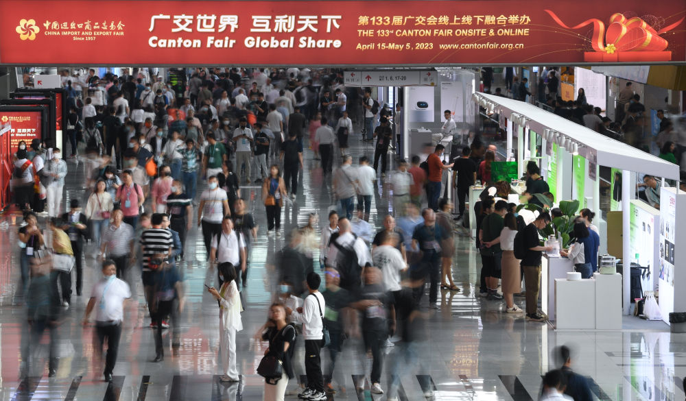 這是4月15日拍攝的廣交會(huì)現(xiàn)場(chǎng)。第133屆中國(guó)進(jìn)出口商品交易會(huì)（廣交會(huì)）全面恢復(fù)線下展，吸引220多個(gè)國(guó)家和地區(qū)的數(shù)十萬(wàn)采購(gòu)商報(bào)名參會(huì)。新華社記者 鄧華 攝