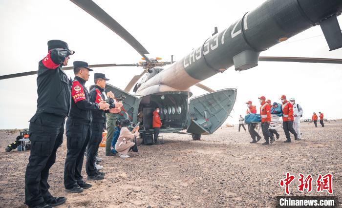 圖為阿拉善邊境管理支隊民警目送航天員登機離開?！缇?攝
