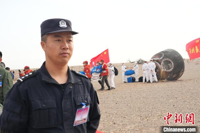 圖為阿拉善邊境管理支隊民警在著陸場開展安保工作?！埥?攝