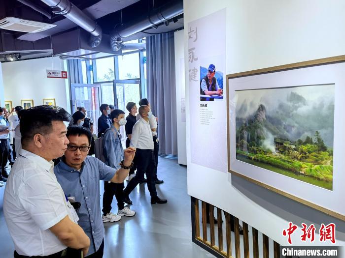 海峽兩岸藝術家畫展上，藝術家進行藝術交流。　付敬懿 攝