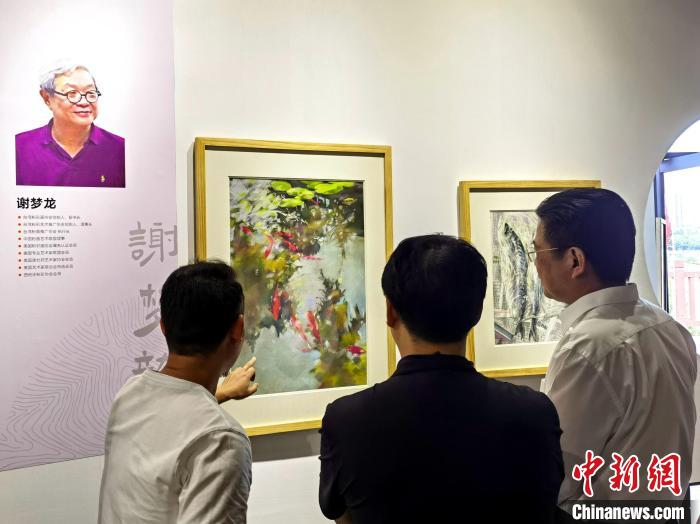 “求同存藝——海峽兩岸藝術家畫展”展出百余幅兩岸藝術家畫作。　付敬懿 攝
