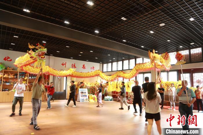 臺(tái)胞臺(tái)屬體驗(yàn)舞龍。　周蔚娜供圖