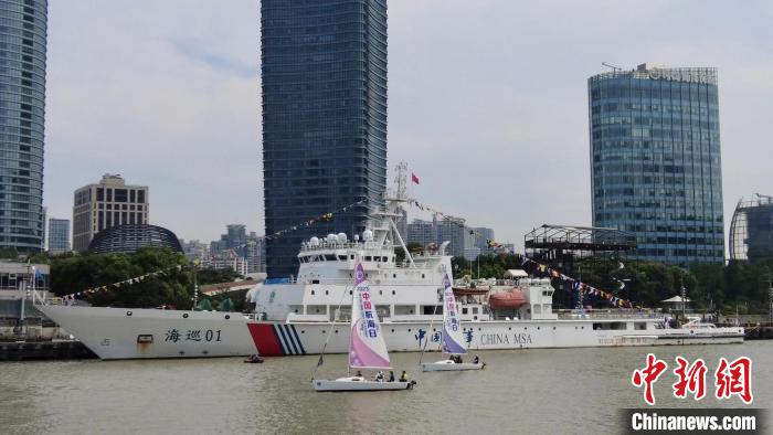 海事巡航救助船“海巡01”輪停靠國客碼頭，向公眾免費(fèi)開放。　朱秋祉傲 攝