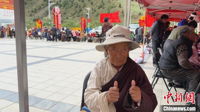 西藏自治區昌都市左貢縣田妥鎮義診點，藏族奶奶對義診志愿者表示肯定?！〔苄穹?攝
