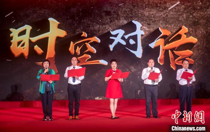 陶侃與陳望道之孫陳曉帆、顏福慶之孫顏志淵、榮毅仁侄女榮智豐深情朗誦《與統戰先輩的時空對話》?！堦?攝