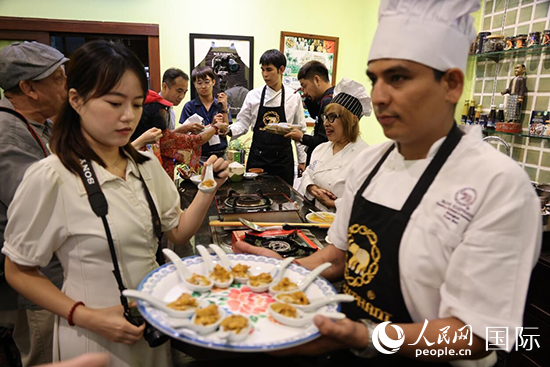 7月19日，參加美食活動(dòng)的多國(guó)代表品嘗泰式傳統(tǒng)美食。人民網(wǎng)記者 張矜若攝