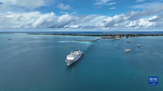 7月22日，中國海軍“和平方舟”號醫院船結束基里巴斯訪問，駛離塔拉瓦港。新華社發（桂江波 攝）