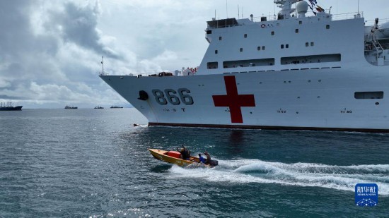 7月22日，中國海軍“和平方舟”號醫院船駛離塔拉瓦港途中，基里巴斯當地民眾駕船揮手告別。新華社發（桂江波 攝）