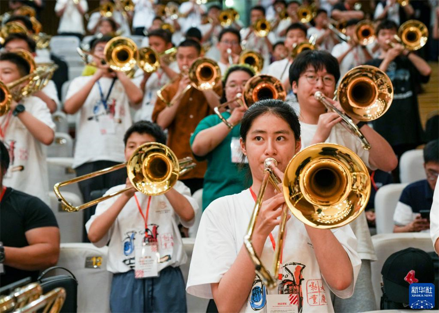 8月1日，在第九屆中國國際低音銅管藝術(shù)節(jié)的一場公益大師課上，低音銅管樂器愛好者在練習(xí)長號。新華社記者 劉潺 攝