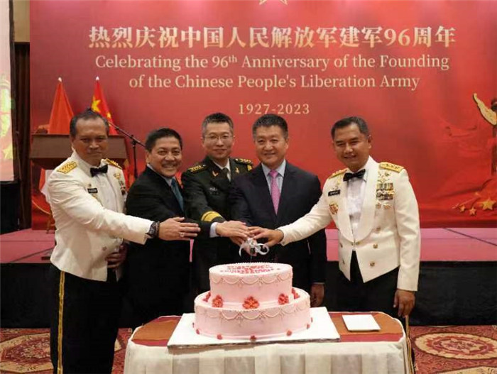 圖為陸慷大使與印尼貴賓共切生日蛋糕。中國(guó)駐印度尼西亞使館供圖