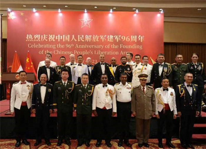 圖為徐勝武官與參加招待會(huì)的各國(guó)武官、武官處代表合影。中國(guó)駐印度尼西亞使館供圖